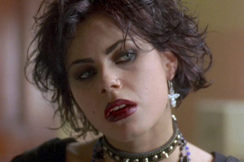 Qué fue de Fairuza Balk, de icono gótico en 'Jóvenes y brujas' a ser la musa de un grupo emo de marionetas