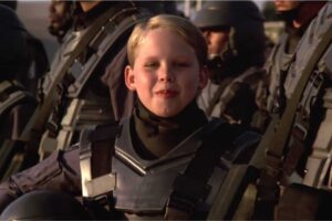 El plano de 'Starship Troopers' que cambia el sentido de la película por completo si la paras en este preciso instante