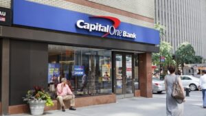 Compra de Discover por Capital One consolida mercado de tarjetas de crédito en EE UU
