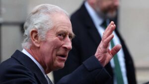 El rey Carlos III padece cáncer y aplaza sus actos públicos para someterse a tratamiento médico