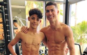 Cristiano Ronaldo y su hijo causan controversia tras posar juntos