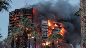 Incendio de un edificio en España deja 4 muertos y 14 desaparecidos