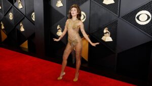 ¡De Impacto! Miley Cyrus arrasa en la alfombra roja de los Grammy