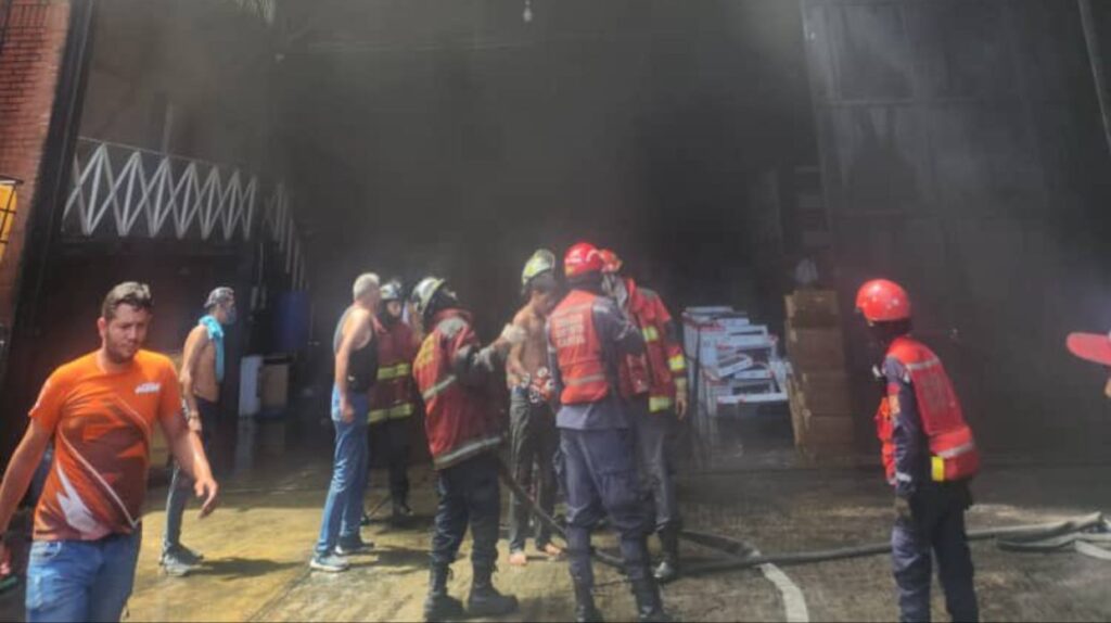 Ministro Ceballos informó sobre las labores de combate y control del incendio en almacén de tiendas Damasco