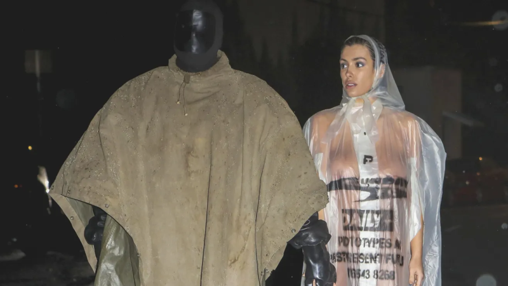 ¡¿Hasta cuándo?! La esposa de Kanye West salió a la calle con un impermeable transparente y sin nada abajo