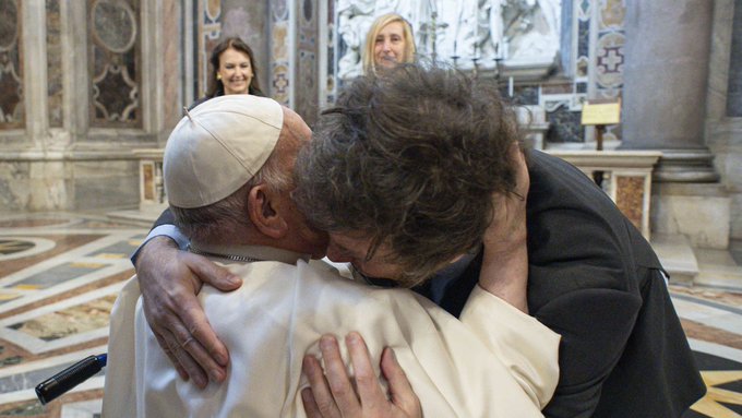 El efusivo abrazo entre el Papa Francisco y Javier Milei en el Vaticano