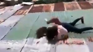 Dos mujeres protagonizaron una pelea sobre un techo de zing de Caracas