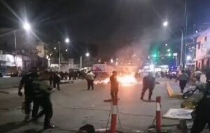 Sujetos armados y vestidos de negro trancaron la redoma de Petare