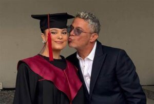 ¡Qué momento más emotivo! Alejandro Sanz apareció de sorpresa en la graduación de su hija