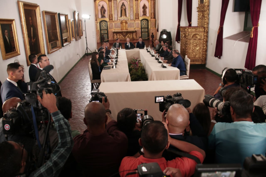 La Plataforma Unitaria se reunió con delegación del gobierno y le entregó propuesta de cronograma electoral