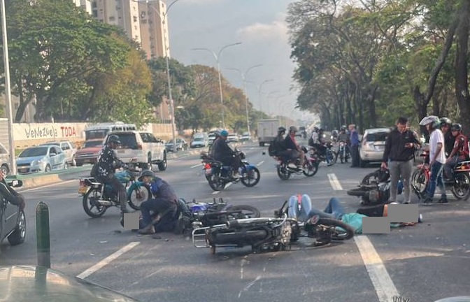 Choque múltiple de motorizados paralizó la autopista Valle-Coche