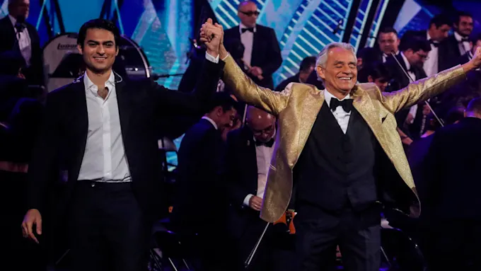 Andrea Bocelli enciende Viña pese a la polémica por la Gaviota de Platino