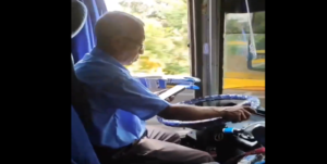 Grabaron a un conductor viendo el celular mientras manejaba desde Caracas a Los Teques