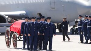 Aterriza avión con el féretro del expresidente chileno Piñera y es recibido con honores por Boric en Santiago