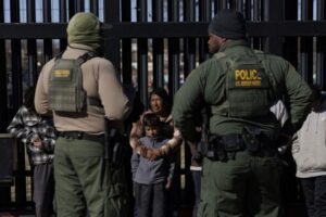 Juez de EE UU bloquea polémica ley de Texas que autoriza expulsión de migrantes