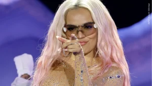 ¡Qué conmovedor! Este fue el gesto que hizo Karol G con una guardia de seguridad que dio de qué hablar