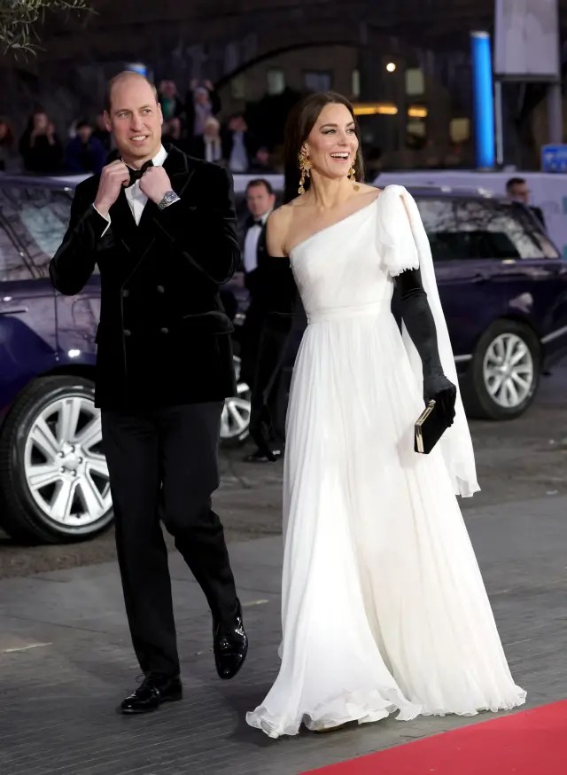 El príncipe Guillermo desfila solo por la alfombra roja de los premios británicos