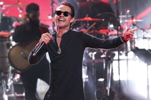 Marc Anthony autografió el sostén de una fanatica