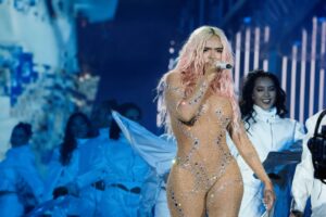 Miles de personas intentaron burlar la seguridad para colearse en el concierto de Karol G