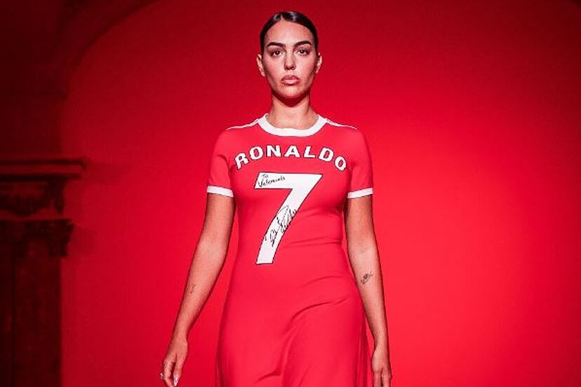 ¡Georgina impactó en París con un vestido dedicado a CR7!