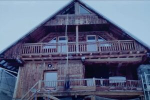 Ya se puede alquilar la casa de 'Anatomía de una caída' en Airbnb. ¡Cuidado con asomarse al balcón!