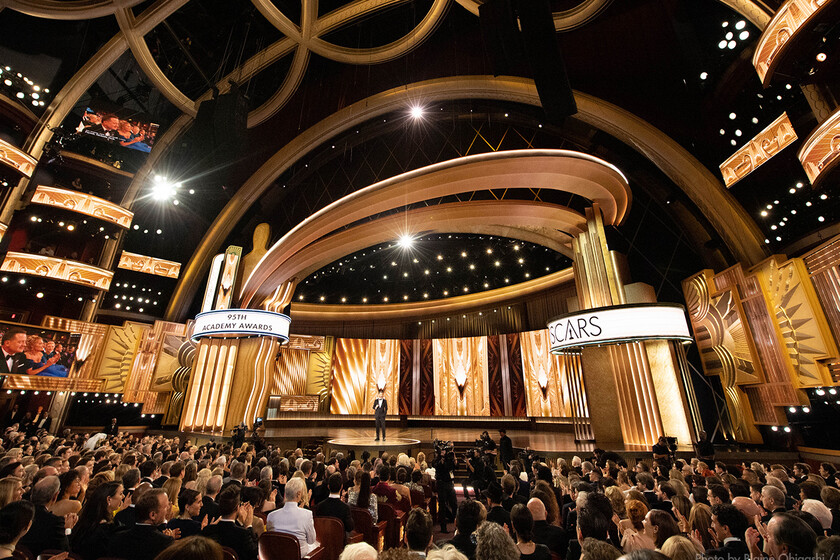 'Oppenheimer' arrasa con todo en una gala divertidísima que devuelve los premios al color, el humor y el kitsch que nunca debieron dejar de lado