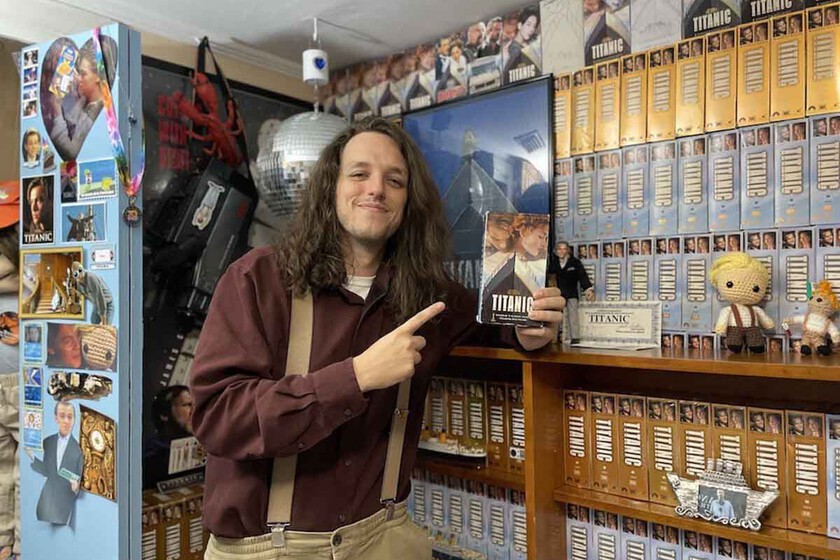 El hombre que solo colecciona 'Titanic'. Tiene 3.000 copias en VHS de la película de James Cameron, un maniquí de Jack Dawson y la ve una vez al día