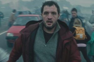 'Vincent debe morir' (2023) crítica: una rocambolesca película de ciencia ficción y comedia negra, aunque su desenlace no consigue estar a la altura de su ingeniosa premisa