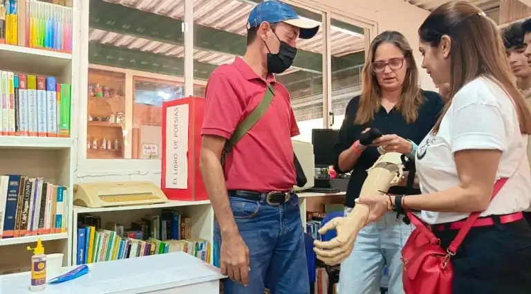 Chamos de Margarita crean prótesis de brazos con impresión 3D