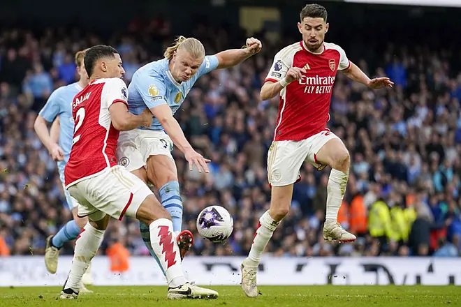 El City y el Arsenal empatan a cero y el Liverpool queda líder en solitario