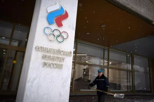 COI veta a los atletas rusos y bielorrusos en el desfile de inauguración de París 2024 y arremete contra Moscú