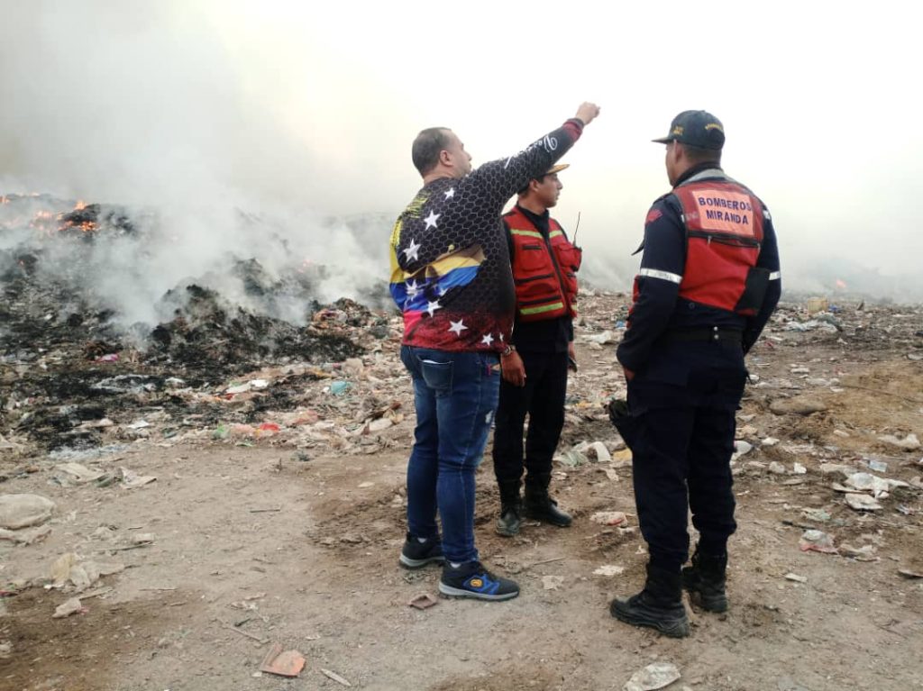 Extinguen fuego en vertedero de basura en Cúa