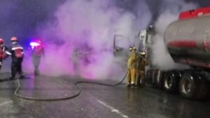Se incendió gandola con gasolina en la autopista Guarenas–Guatire