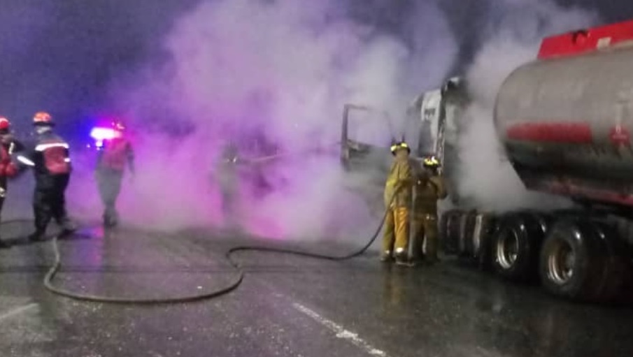 Se incendió gandola con gasolina en la autopista Guarenas–Guatire