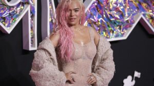 Karol G cumplió su sueño y el de miles al presentarse junto a Servando y Florentino