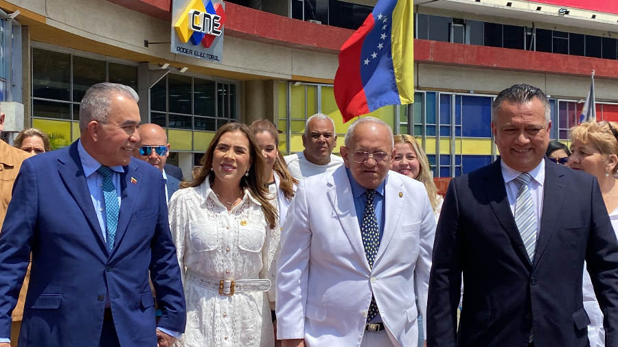 Luis Eduardo Martínez inscribió su candidatura presidencial