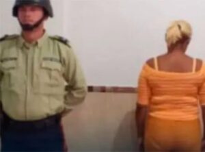 Mujer detenida por trato cruel amarraba a su hija al portón de la casa