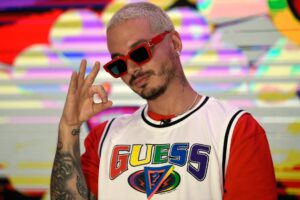 J Balvin compartió una recomendación a Elon Musk tras manejar un Tesla