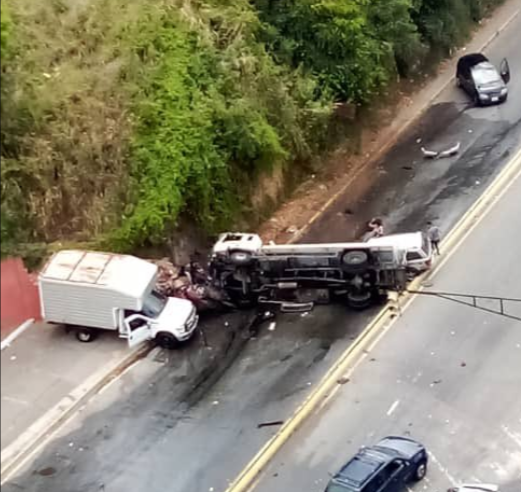 Aparatoso accidente dejó dos muertos en la avenida Sanz de El Marqués