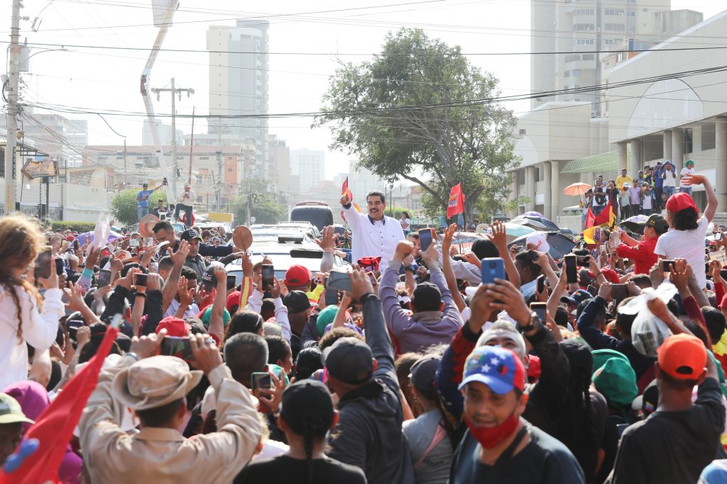 Una multitud retó al calor zuliano y recibió alegre al Presidente Maduro