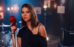 Cori Adrianza está de estreno con "La niña perfecta", un tema que invita a reflexionar