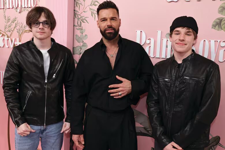 Orgulloso de sus hijos, Ricky Martin llegó al estreno de su serie acompañado de Valentino y Matteo