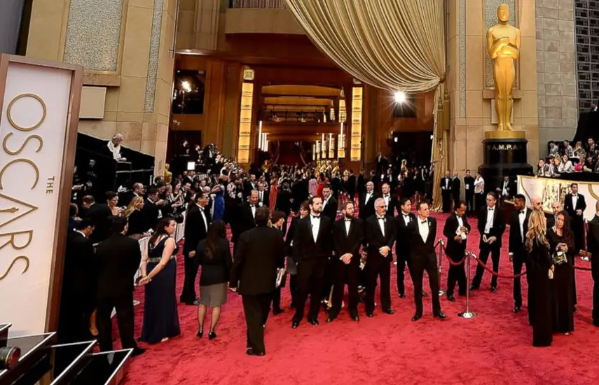 Brillo y ¡mucho negro! Así desfilaron las grandes estrellas por la alfombra roja de los Óscar 2024