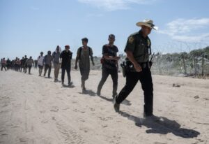 Corte de EE UU bloquea entrada en vigor de ley antiinmigrante de Texas mientras la evalúa