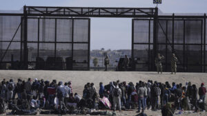 Supremo de EEUU prohíbe ley de Texas que permitía expulsar migrantes