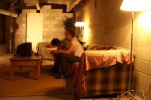 Este documental muestra a ocho amigos que vivieron en un centro comercial sin ser vistos durante años