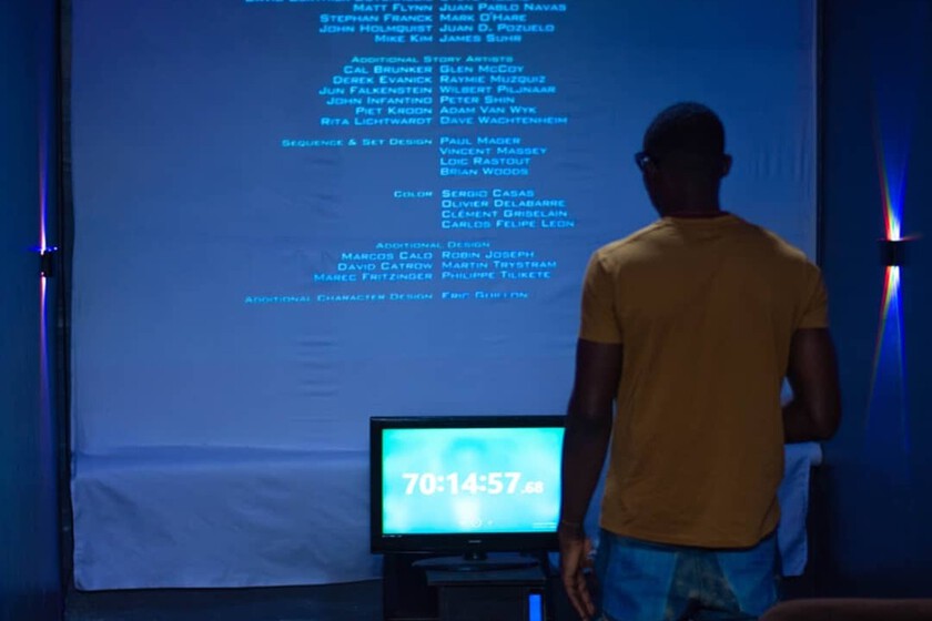 Este hombre que estuvo 162 horas seguidas viendo películas y destrozó el récord del maratón de cine más largo de la historia