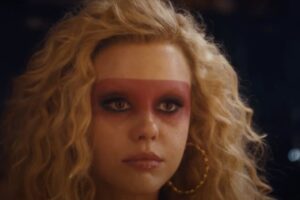 A24 presenta el fascinante tráiler de 'MaXXXine', el final de la trilogía de terror y porno de Mia Goth ambientado en los 80