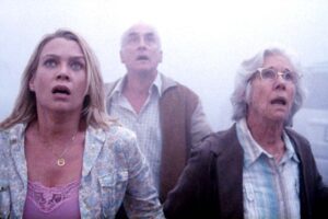El genial guiño de 'La niebla' que conecta a la vez el universo de Stephen King con el rey de la cartelería cinematográfica y con una obra maestra del cine de terror