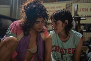 Sangre en los labios (2024) crítica - Un relato neo-noir libre, sexy, rematadamente queer y cargado de maravillosos excesos